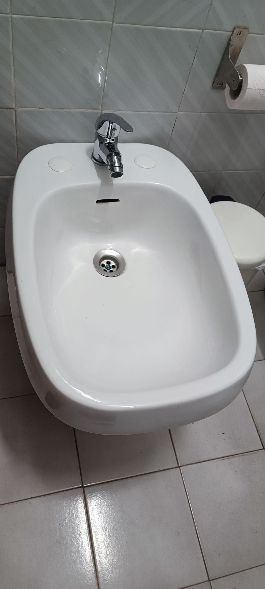 Bidé em louça branca