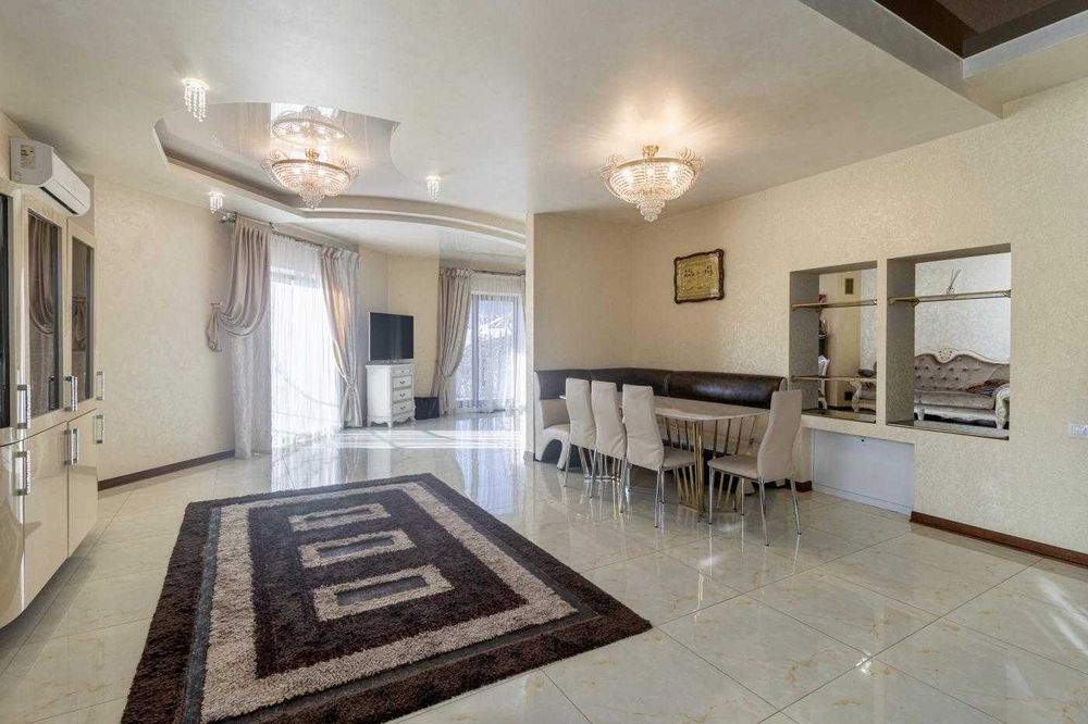 Продаж розкішного будинку, Винники