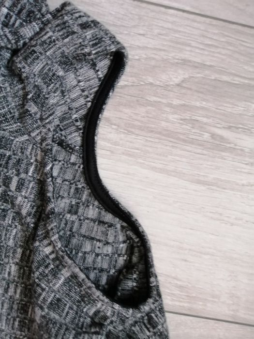 ZMYsłowa sukienka midi podkreślająca figurę z odkrytymi ramionami