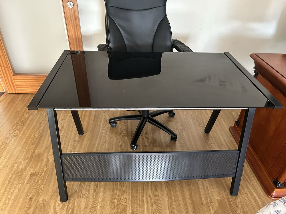 Mesa de escritorio com cadeira