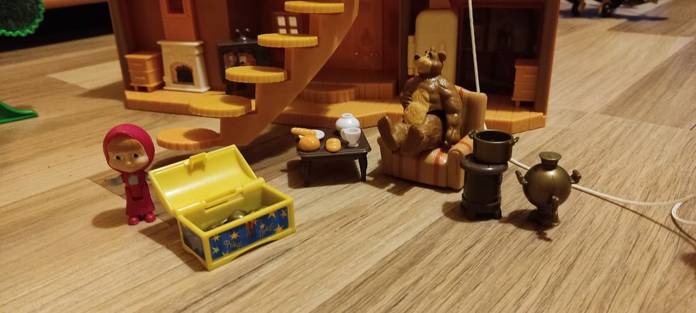 Domek, ambulans Masza i niedźwiedź