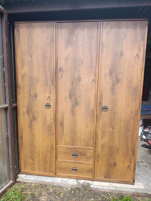 Szafa trzydrzwiowa z regałem