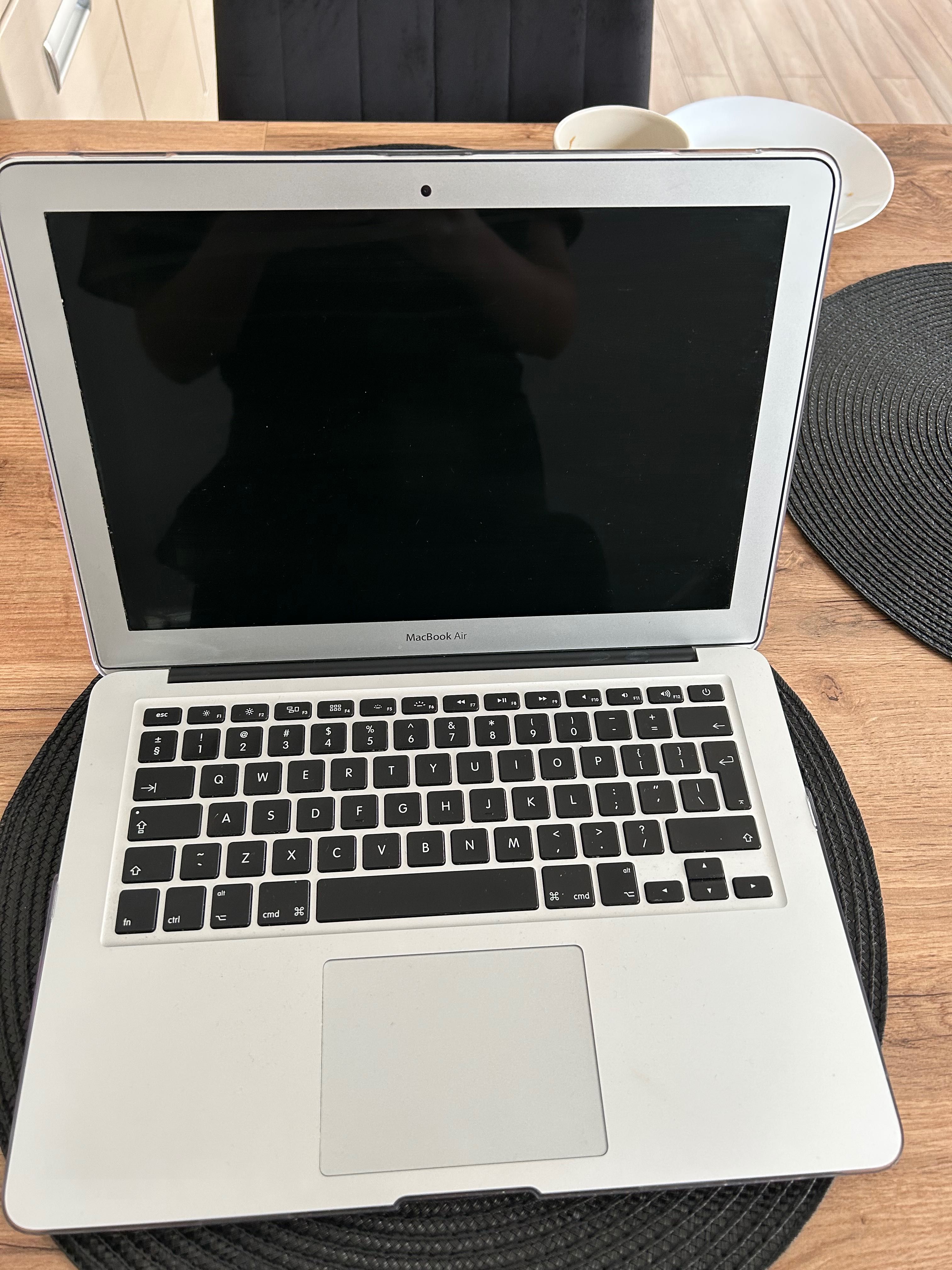 MacBook Air 13 w etui od nowości