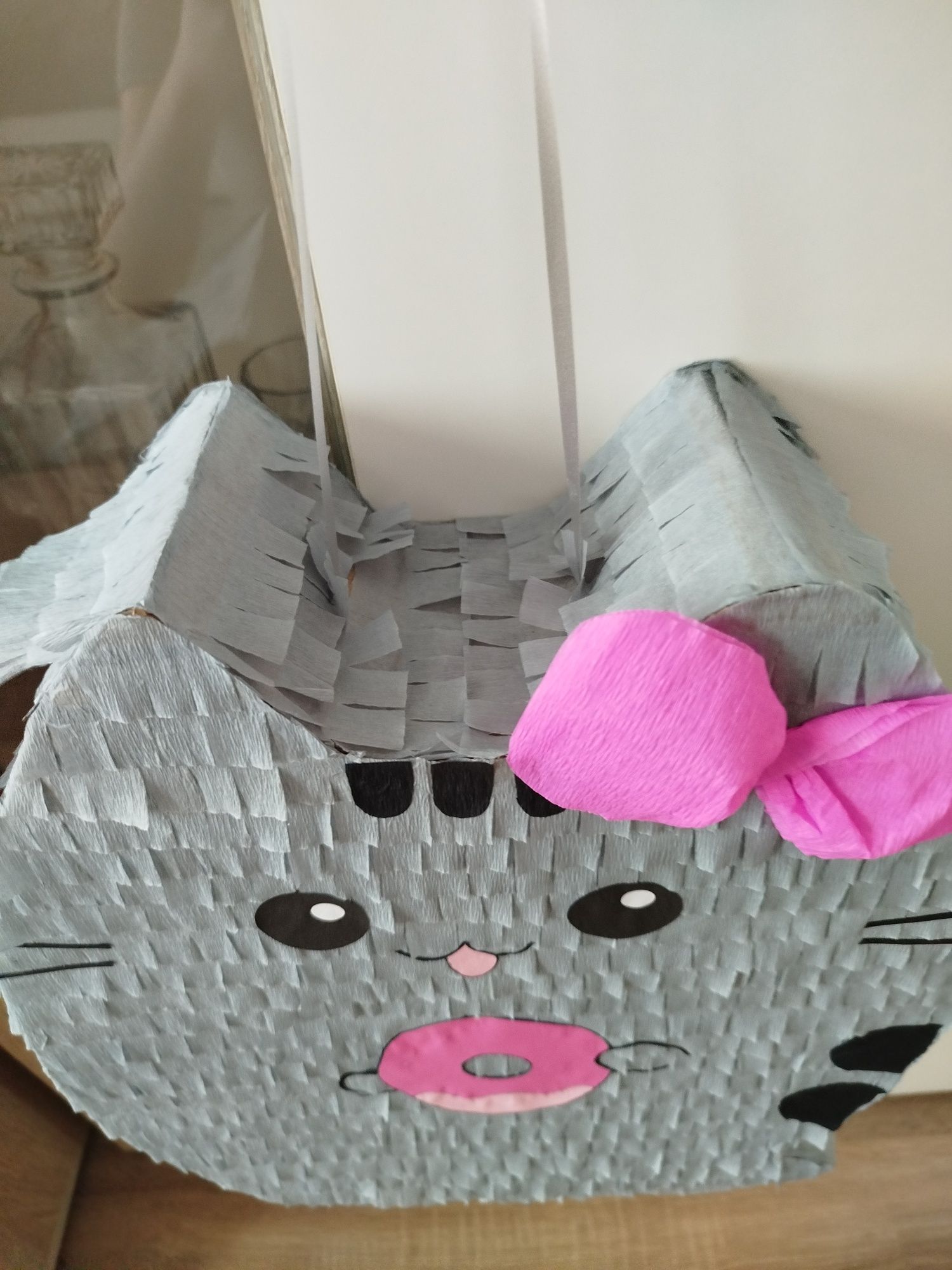 Duża piniata kot pusheen z pączkiem