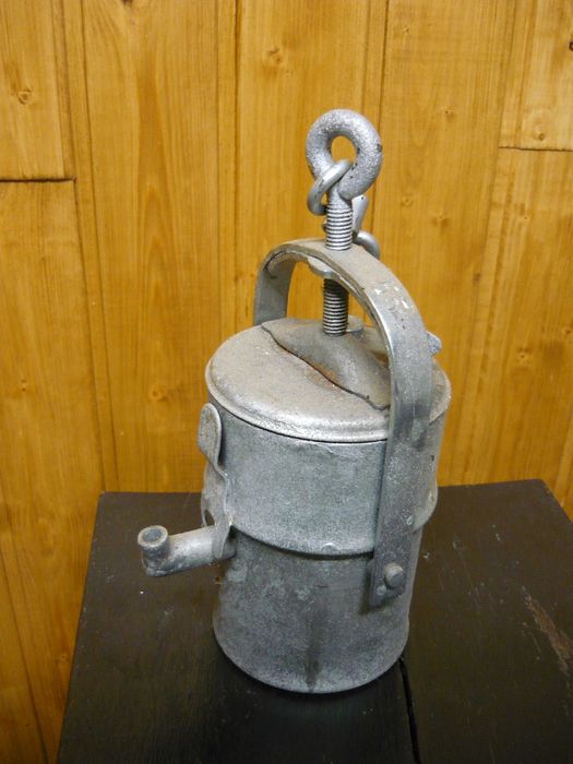 Lampa górnicza karbidowa.