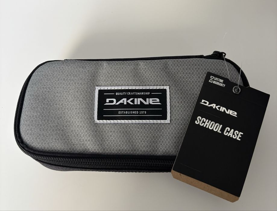 Piórnik szkolny Dakine