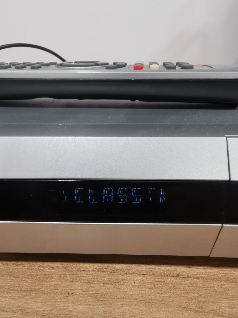 Tuner satelitarny Ferguson fx-7600 włącza sie i świeci, pilot.