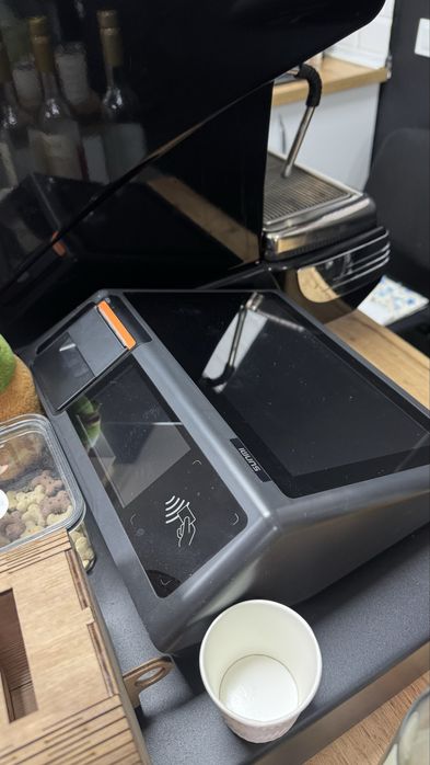 Кавомашина, кавомолка, вітрина для десертів, обладнання для кавʼярні