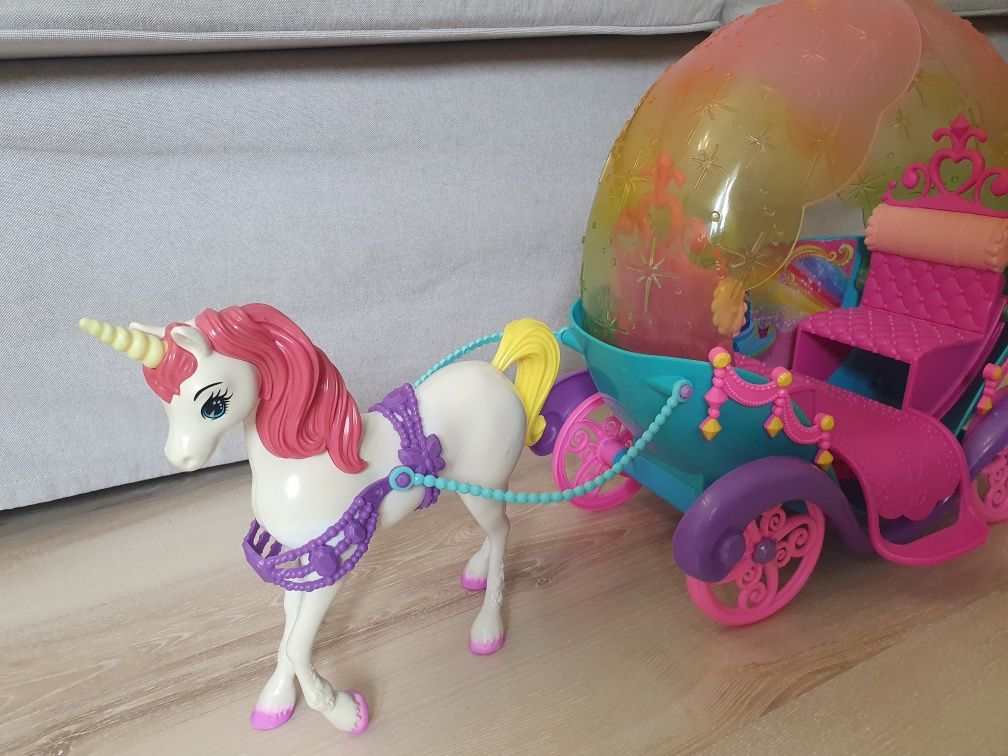 Barbie tęczowa karoca