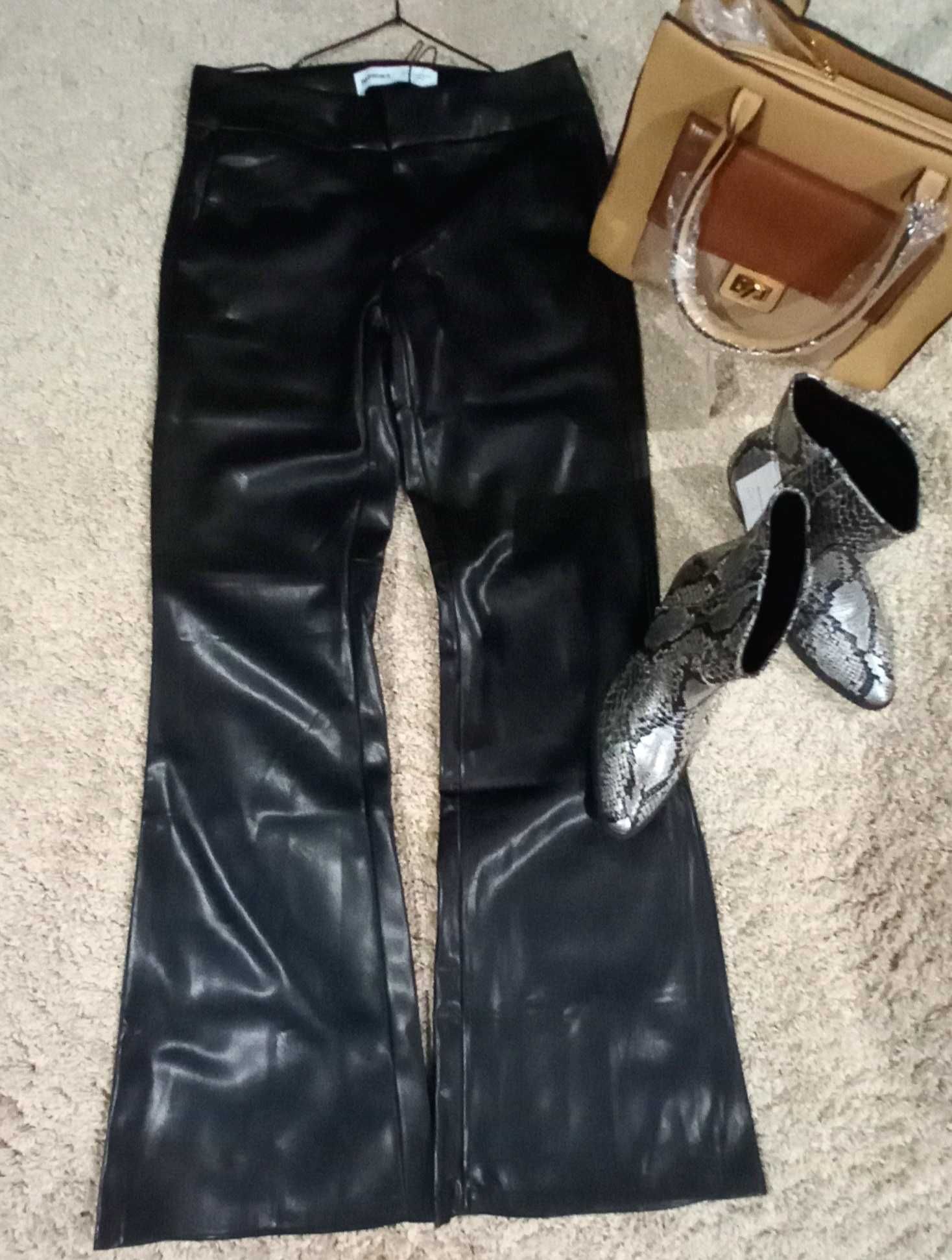 Штани кльош Bershka.