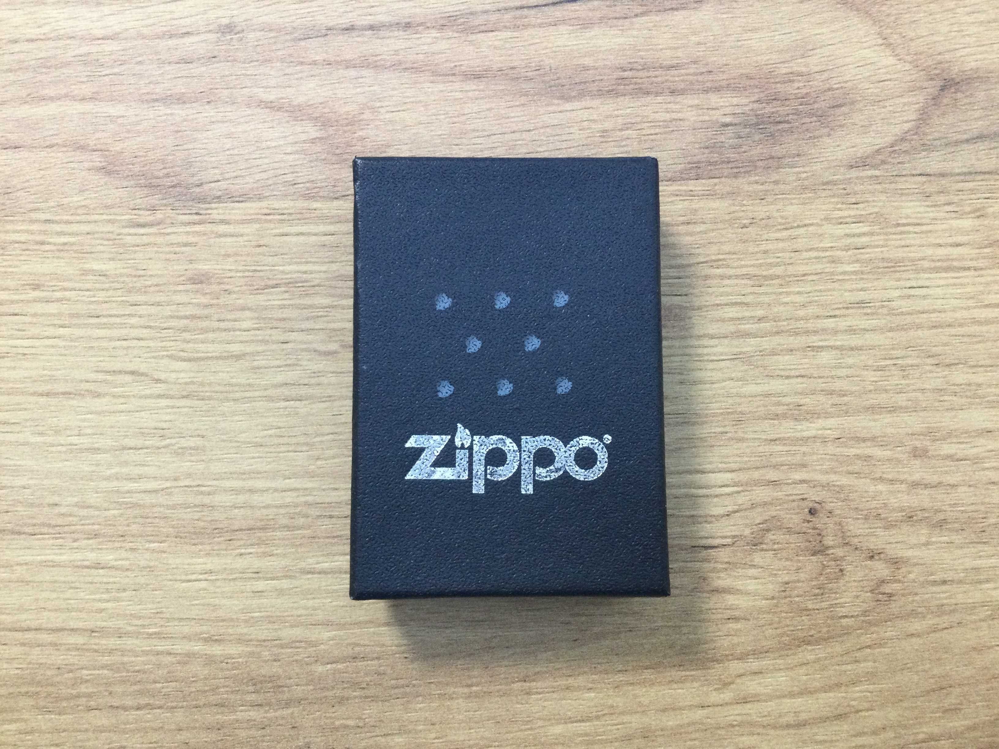 Новая зажигалка Zippo Stamp Street Chrome 21193