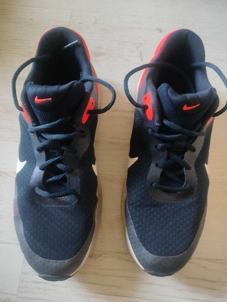 Продаются кроссовки  Nike REVOLUTION 7