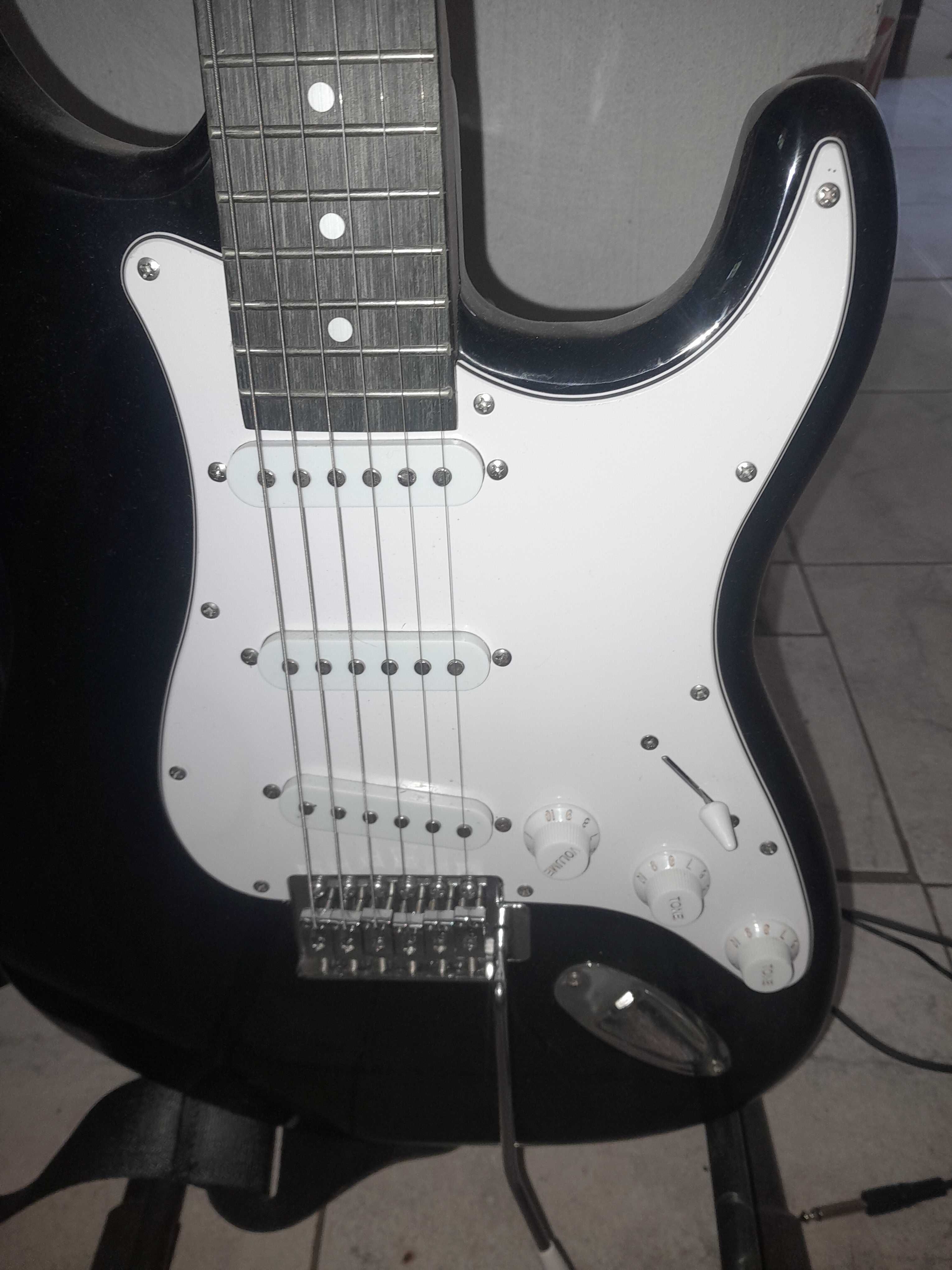 Guitarra eléctrica nova"