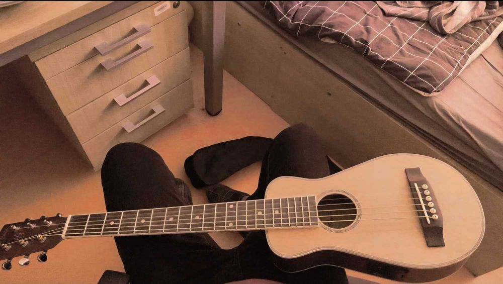 używana travel guitar