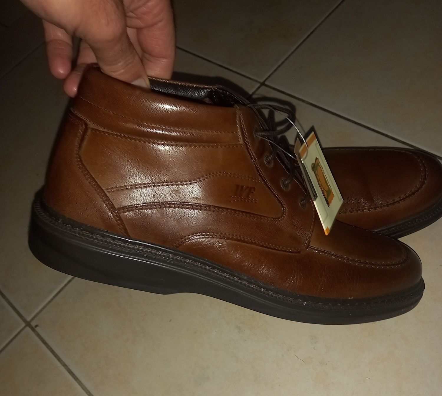 Vendo botins  em pele novos nunca usados