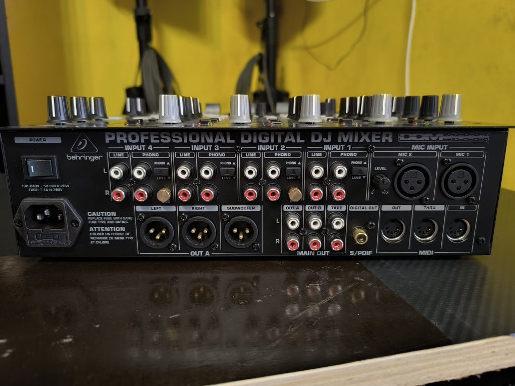Mesa de DJ Behringer DDM4000
