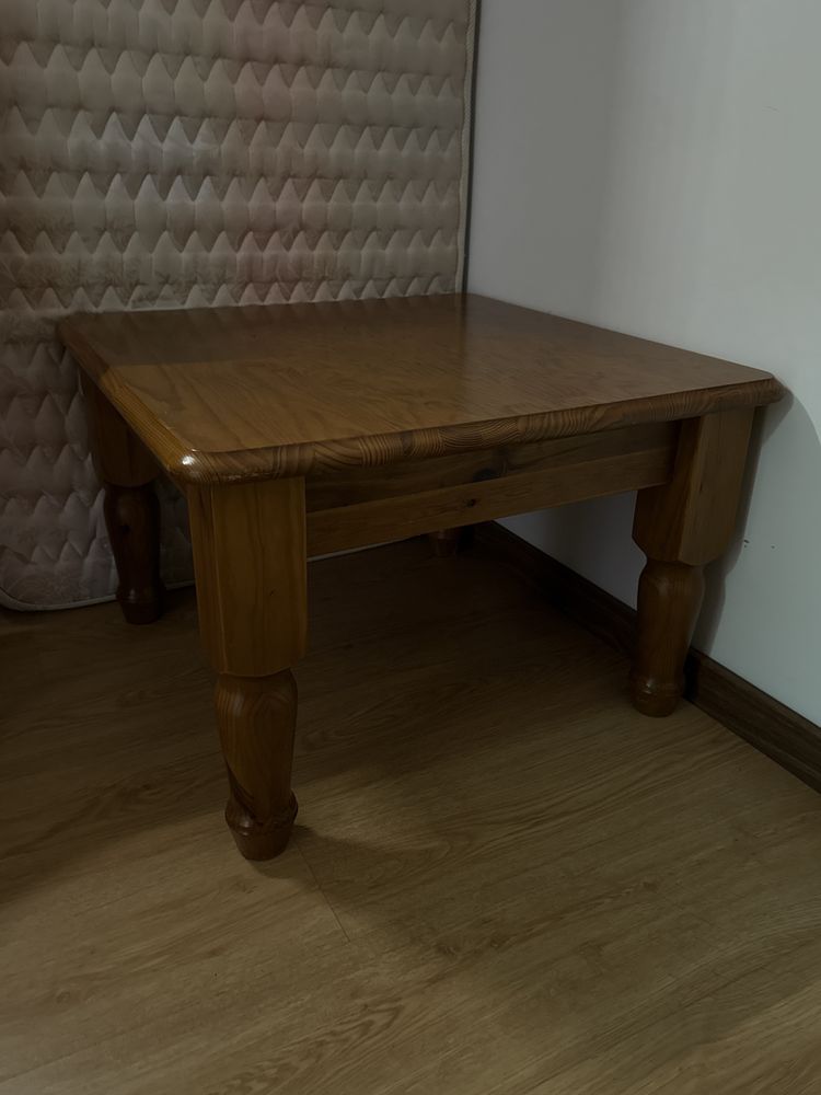 Mesa de centro em madeira maciça