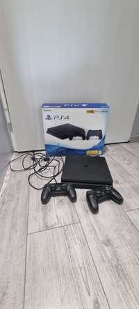 Playstation 4 PS4 + 2pady. Niemal nowe.