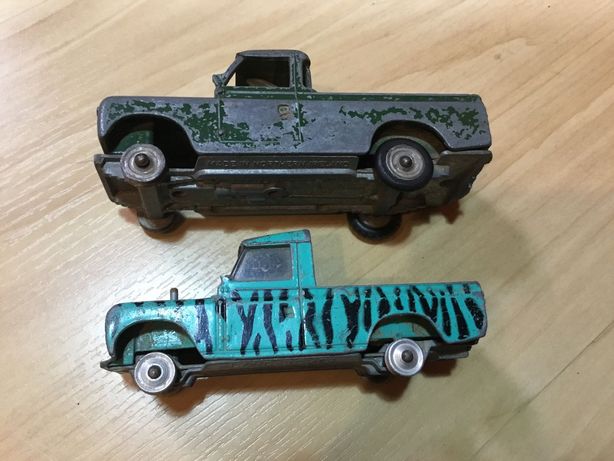 Duas miniaturas antigas Land Rover para restauro