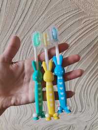 Детские зубные щётки на присосках в контейнере  0+