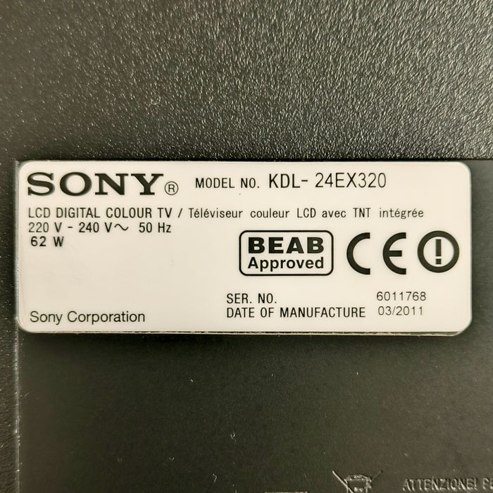 TV Sony z przystawką Google TV i uchwytem do ściany