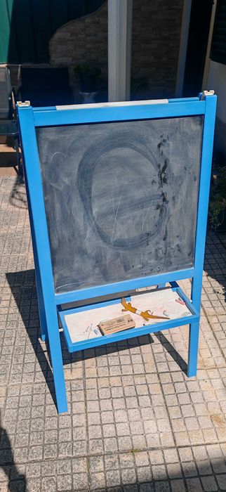 Quadro cavalete gis giz de um lado e de marcadores do outro com papel