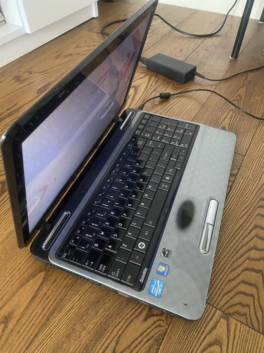 Laptop Toshiba Satellite L755-1J5 procesor i3-2350M 6GB 640 DVD-RW