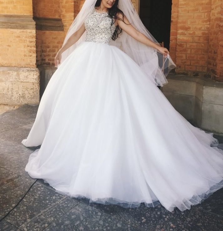 Весільна сукня с камнями сваровски,дуже пишна