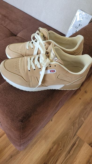 Adidasy  kolory brązowego