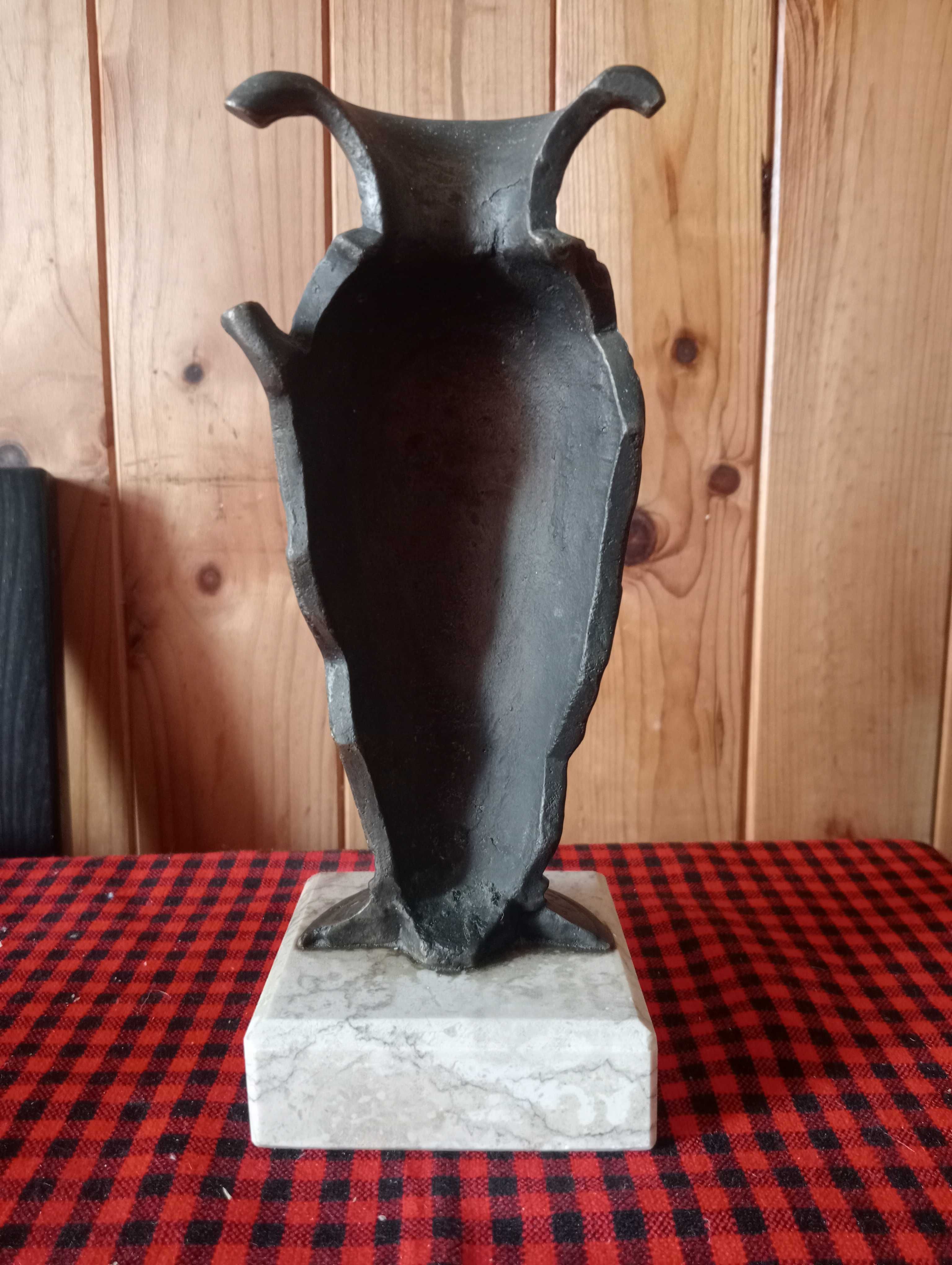 Escultura em latão.