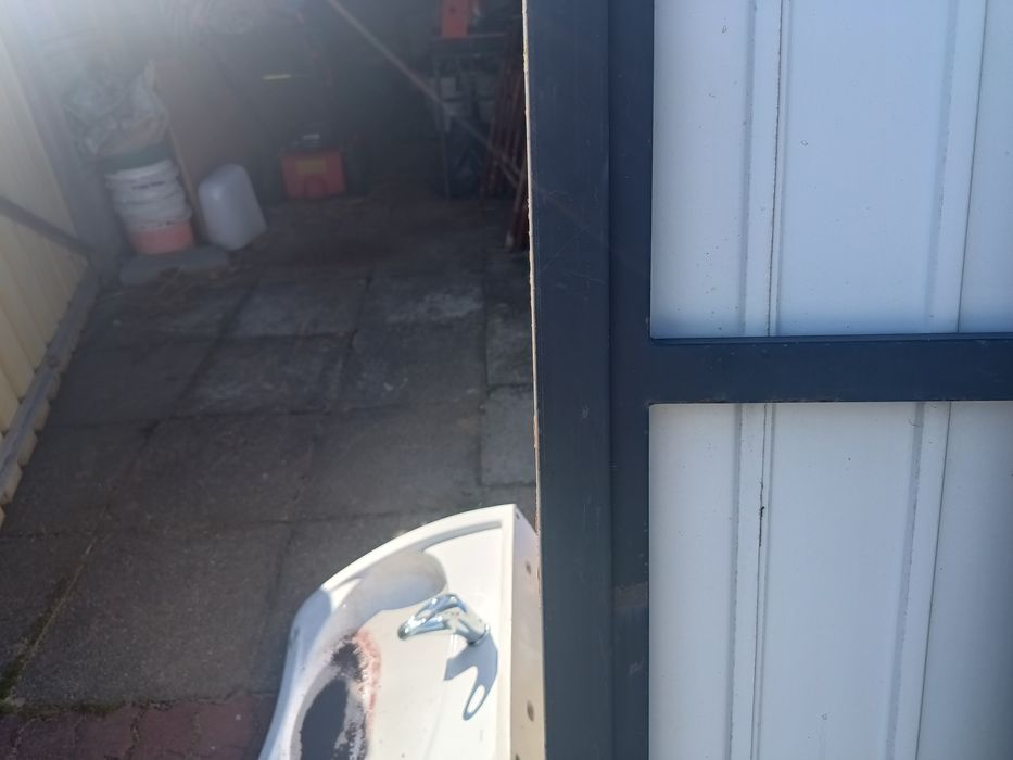 Drzwi garażowe z futryna