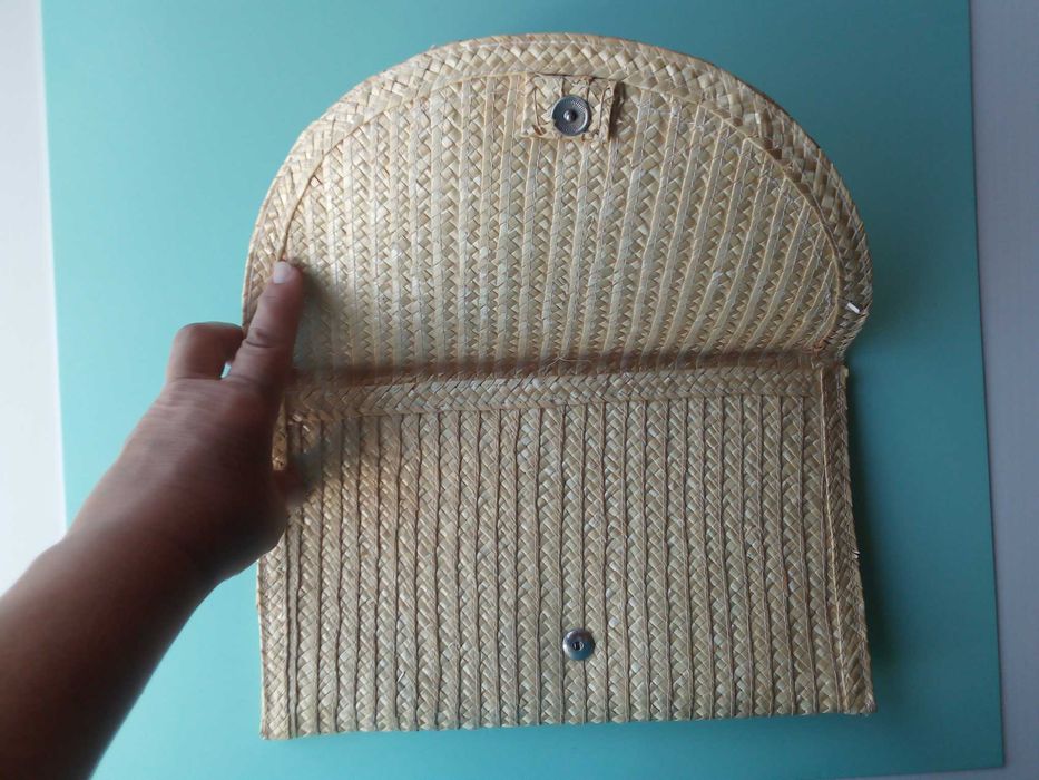 Pochete em palhinha, usada