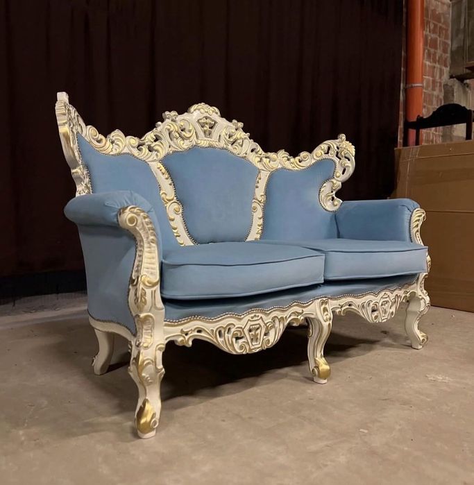 Деревʼяний диванчик в стилі Dior Maison