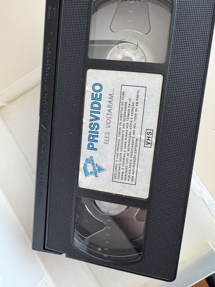 Cassete VHS com filme Eles Voltaram