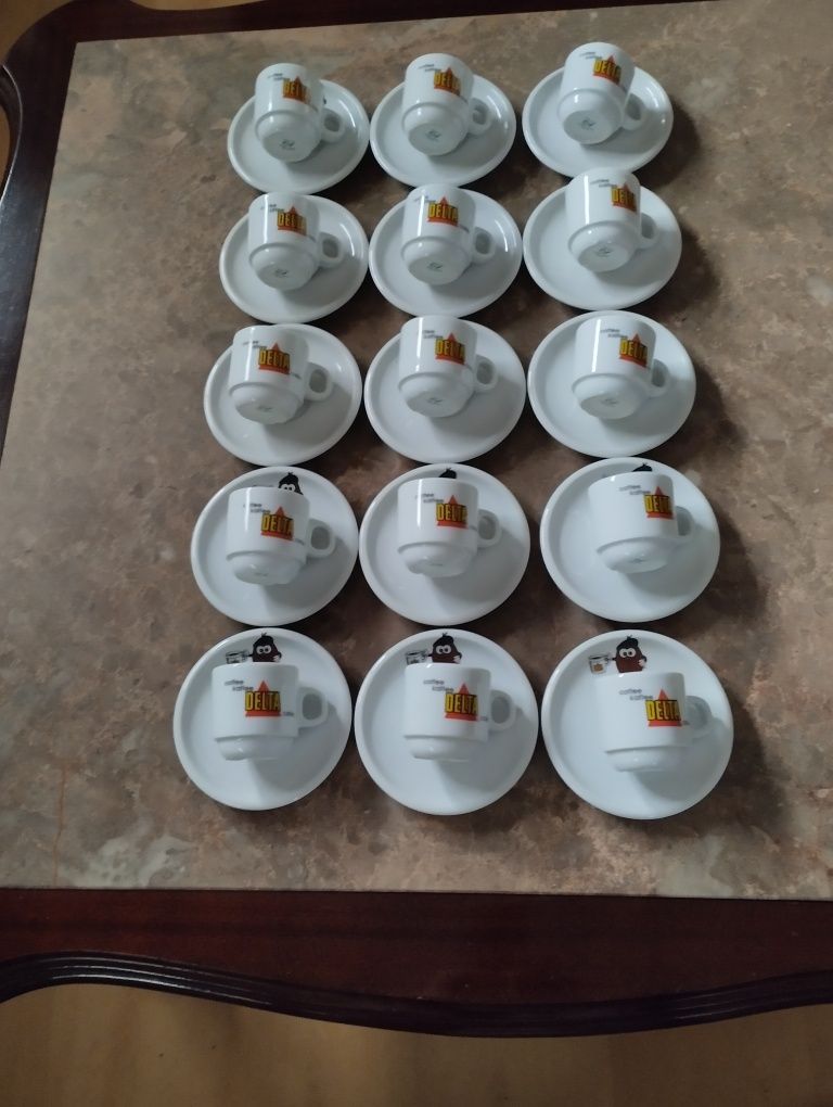 Chávenas de café com pires
