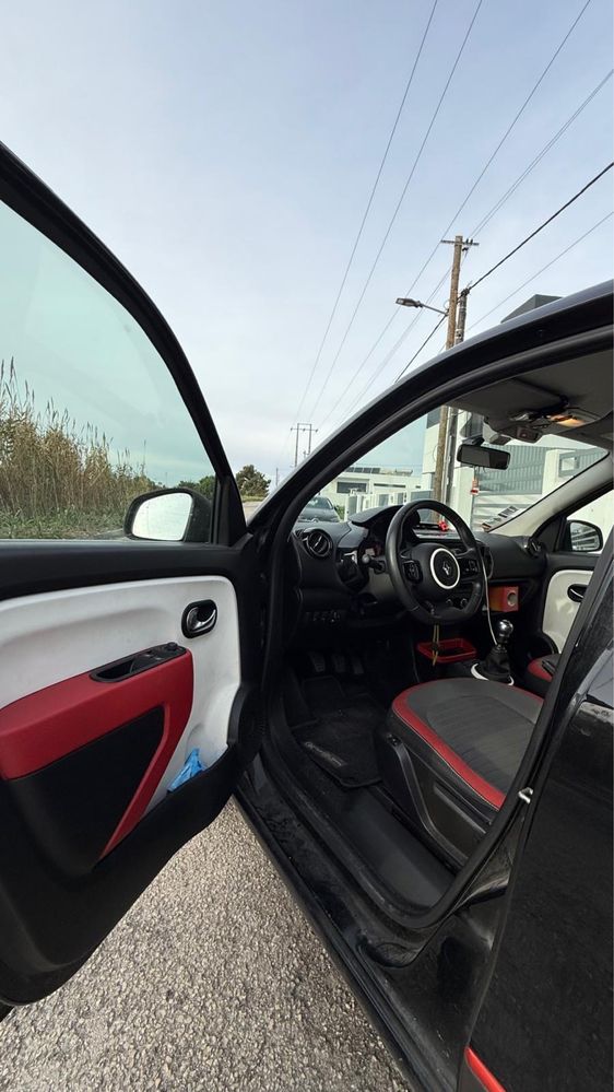 Renault Twingo preto