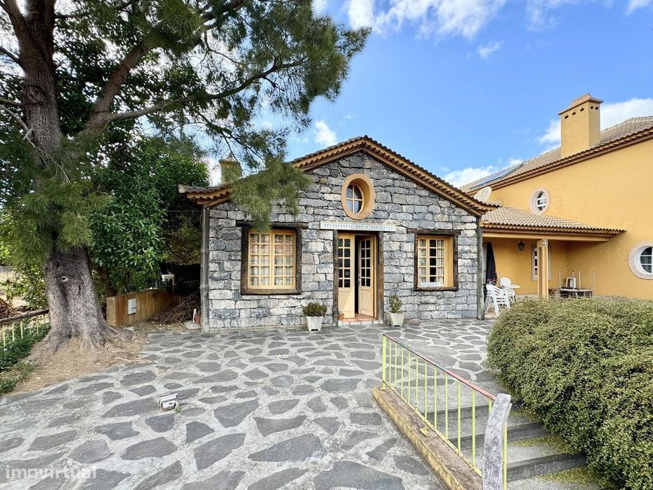 Moradia T4 + Espaço Comercial | 600 m2 | Prazeres – Calheta