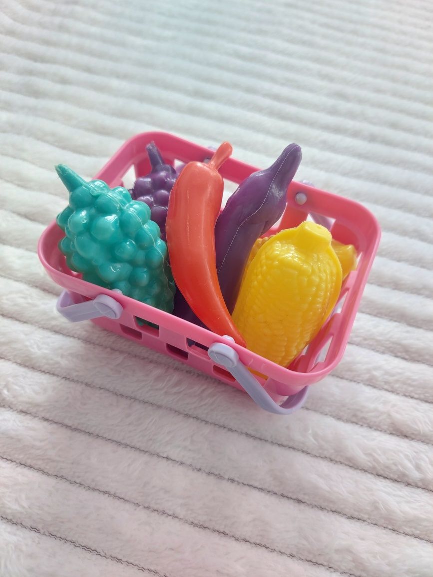 Cesto de compras com frutas e legumes