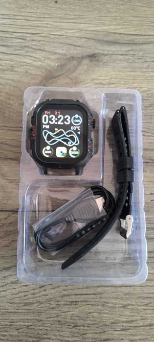 Smartwatch preto com carregador