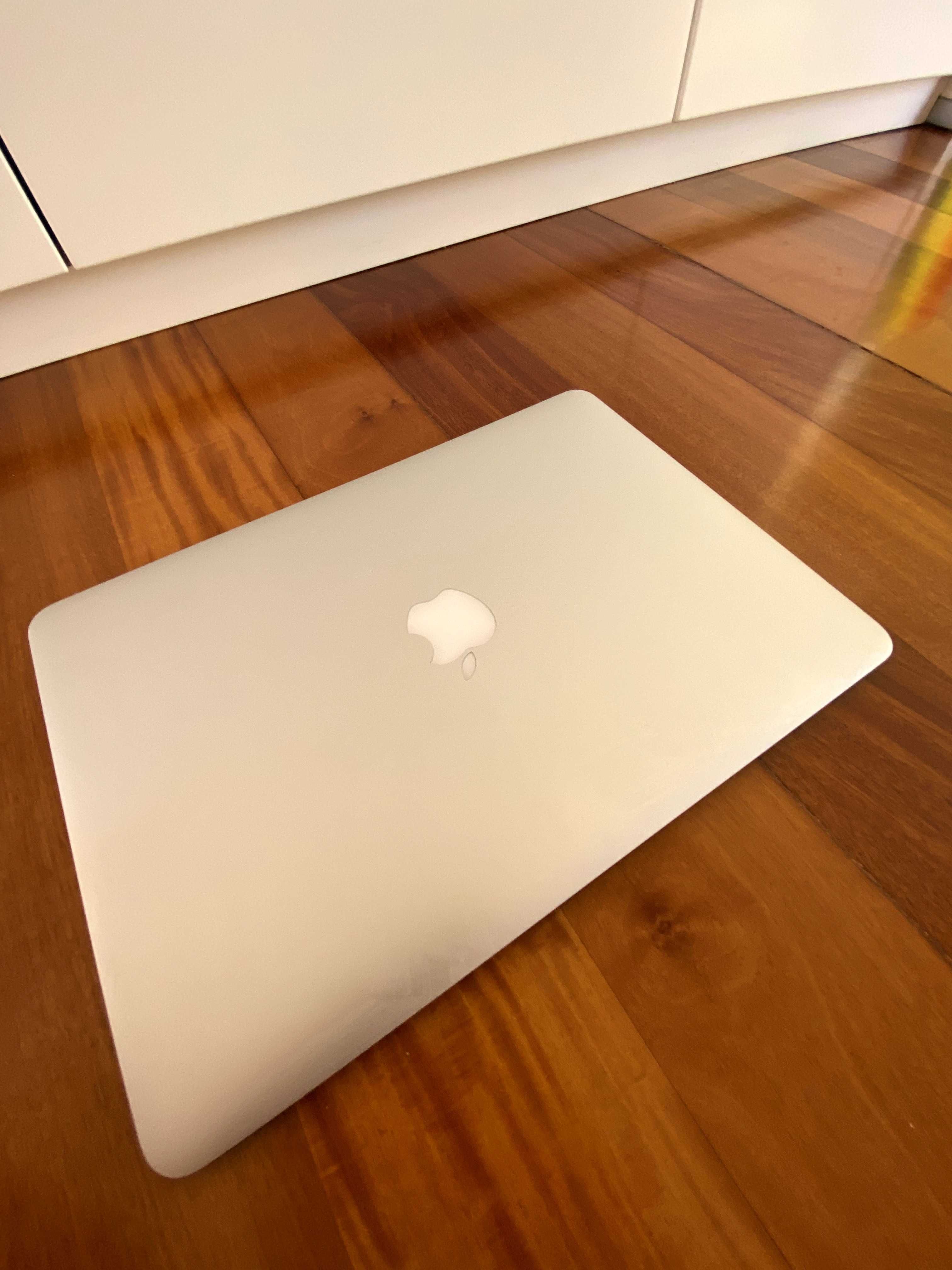 MacBook Air 13” (A1466) – i5 • 8 GB RAM • 128 GB SSD • Low Cycles