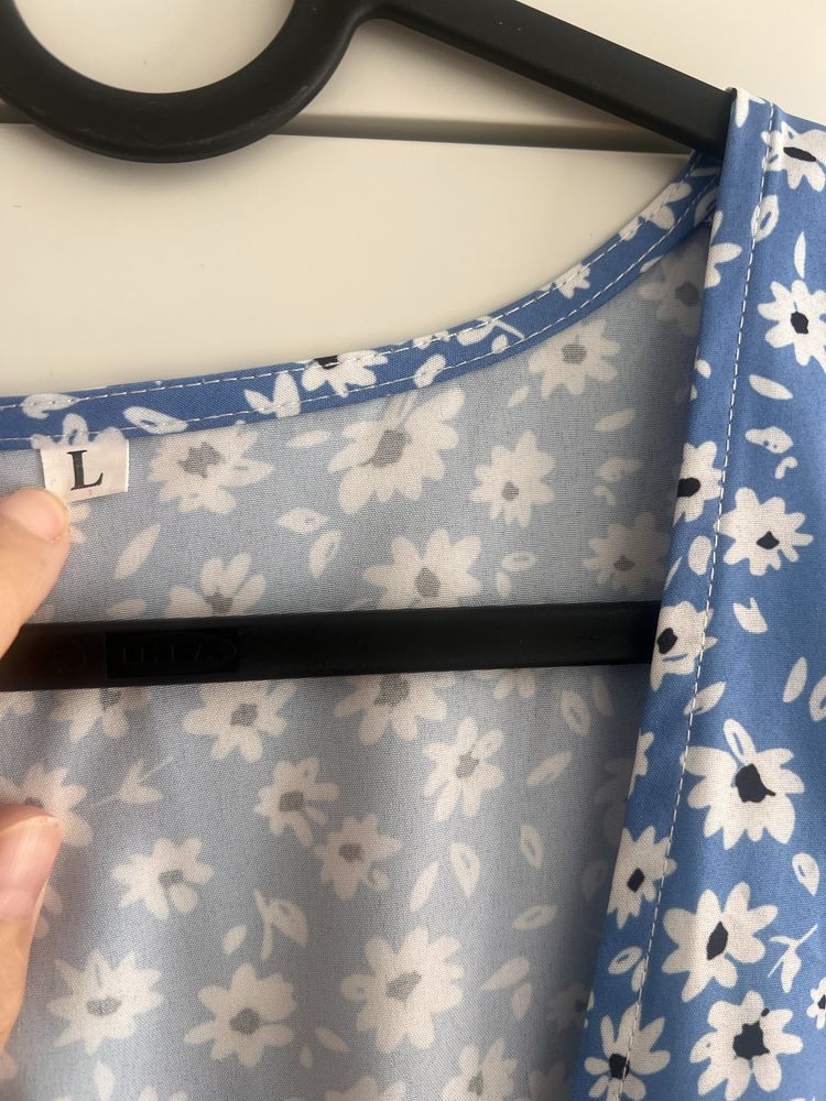 Vestido floral azul e branco