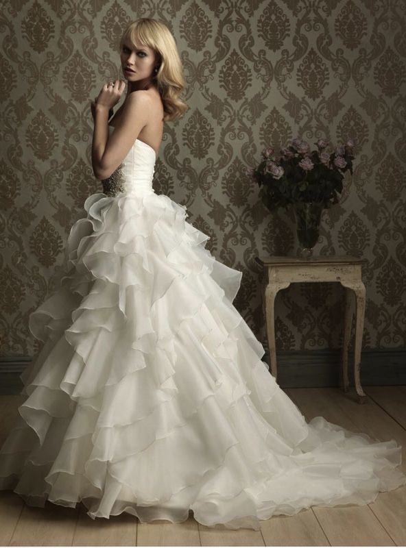 Allure bridals 8862 hiszpańska suknia ślubna perły fale Madonna tren