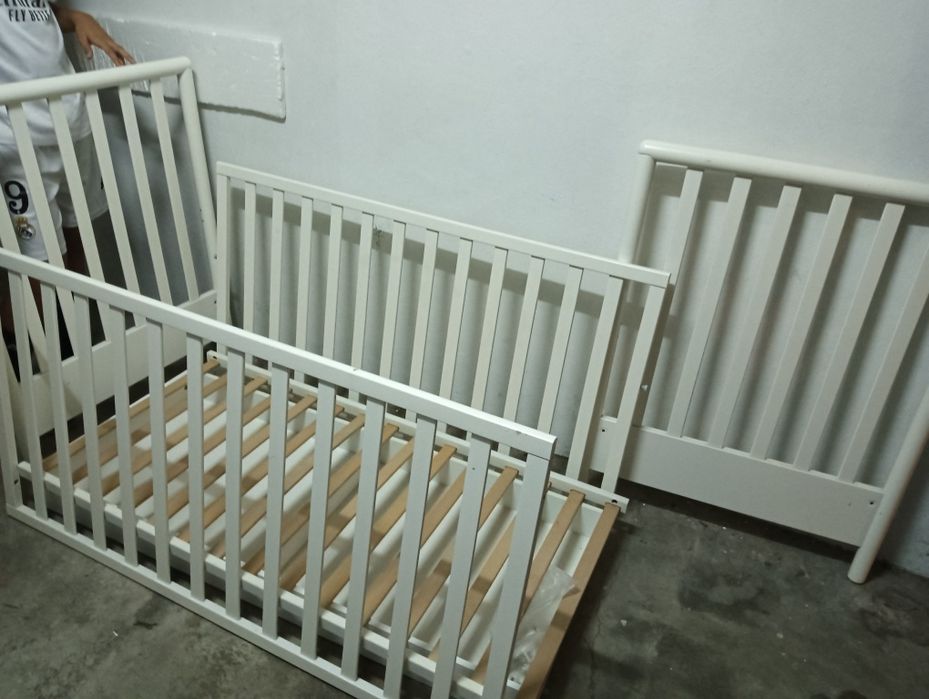 Cama de bebé com rodas e gaveta