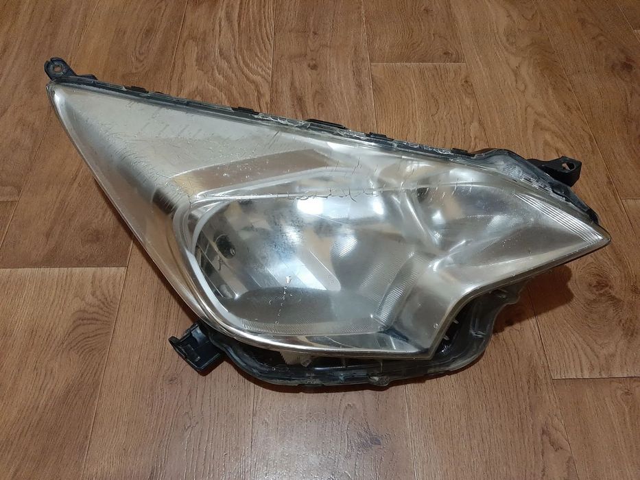 Lampa prawy przód Reflektor Toyota Verso-S