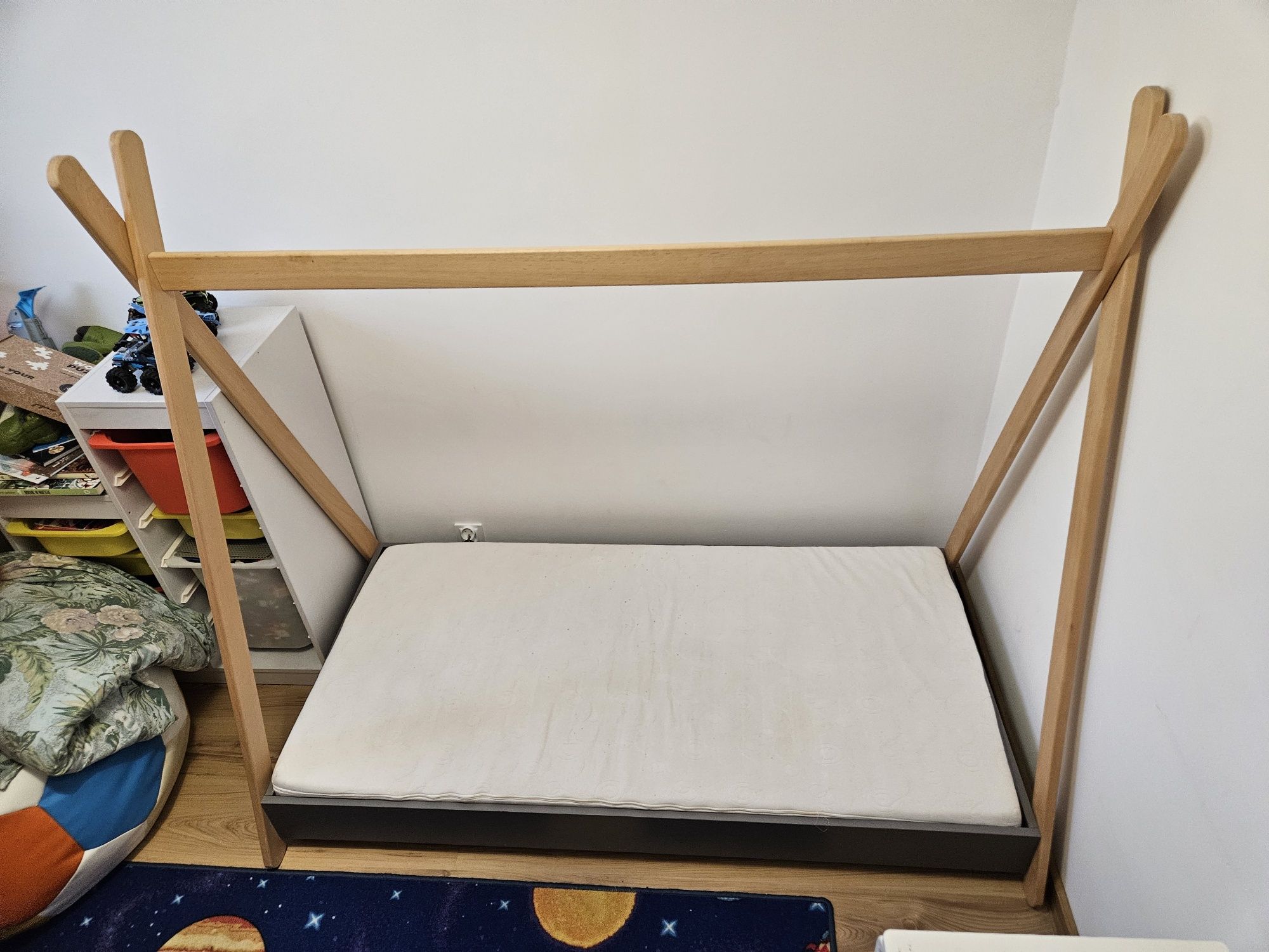 Łóżko dziecięce tipi 80x160 z materacem stan bdb