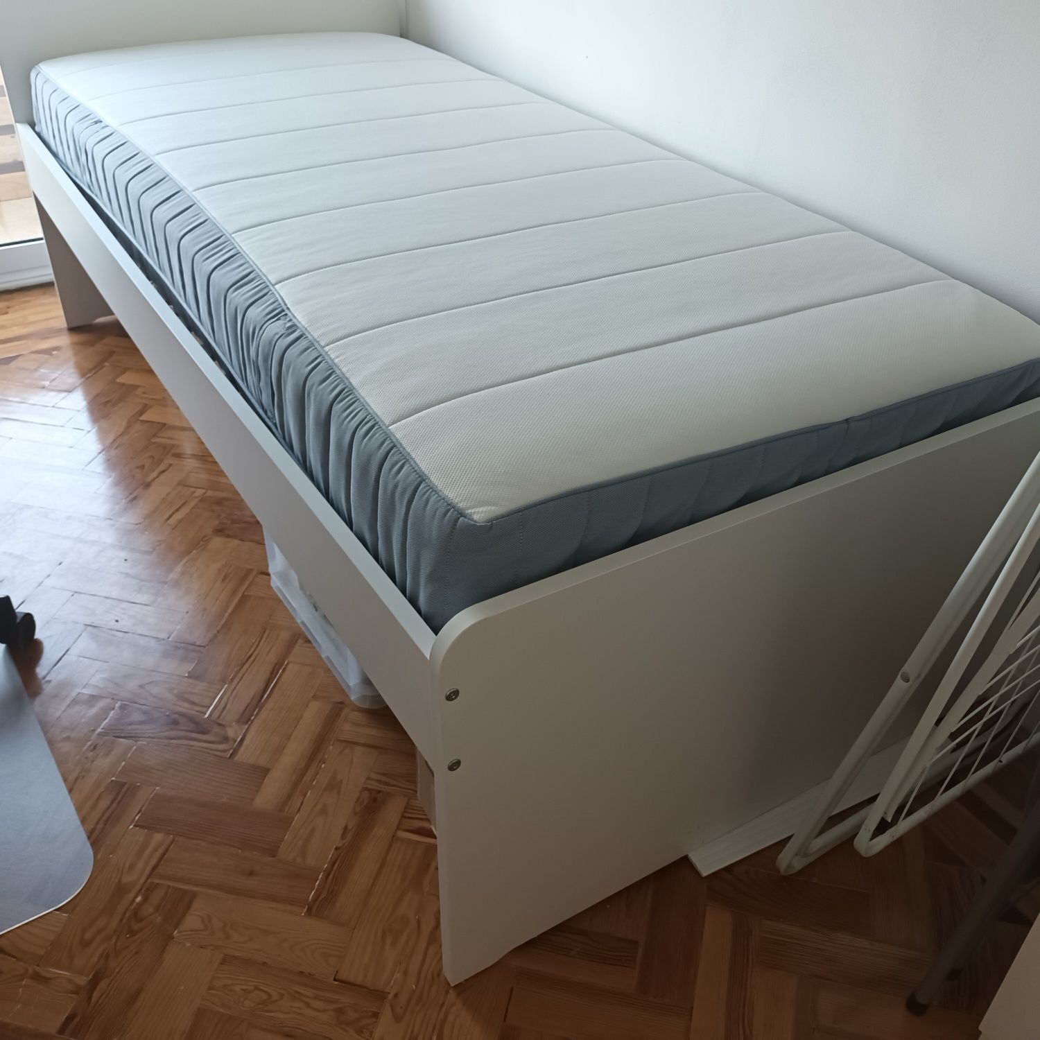 Conjunto cama e colchão solteiro