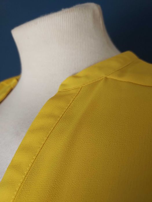 Top túnica amarelo com botões em madrepérola