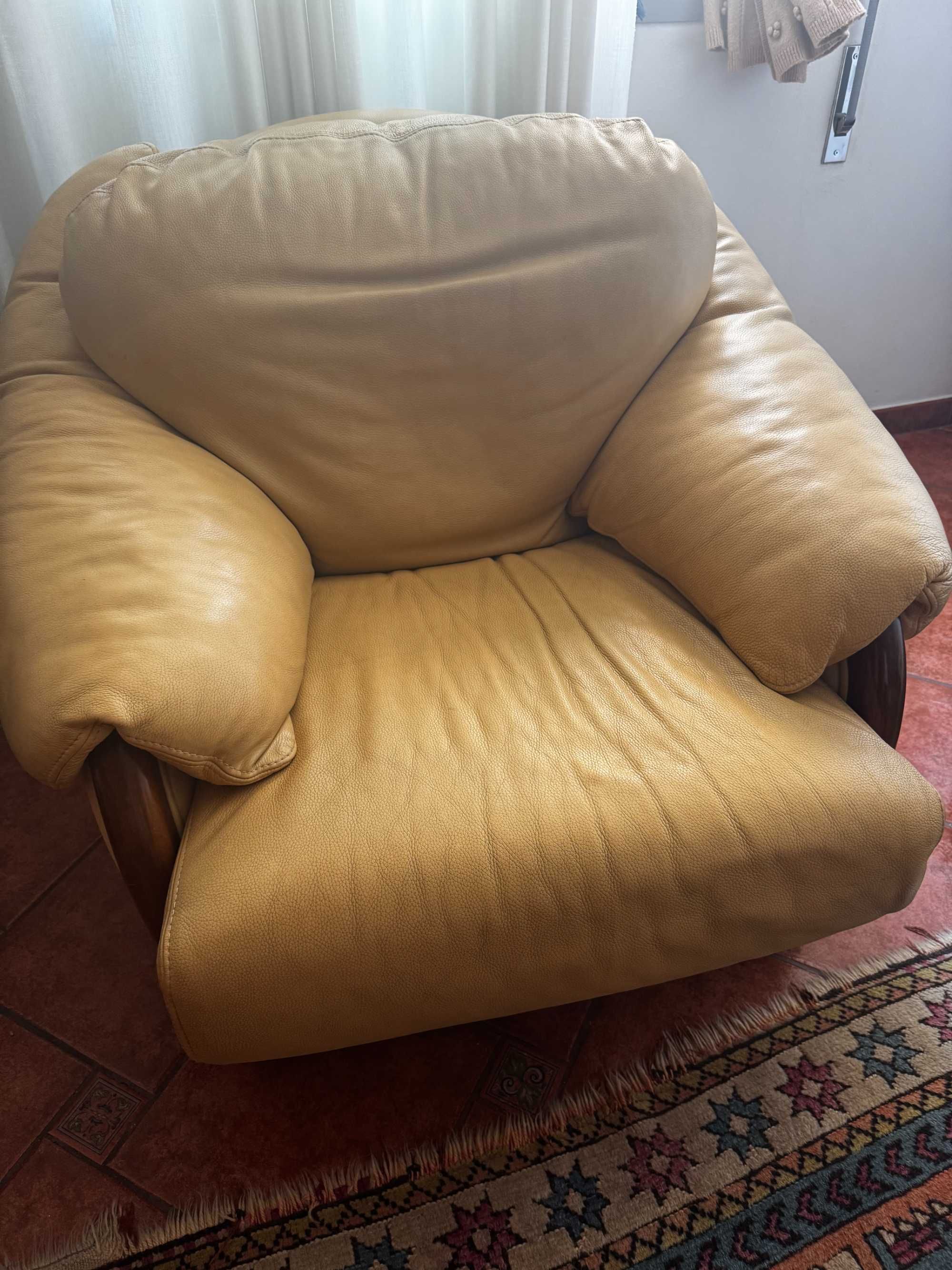 Conjunto de 3 sofás amarelos em pele