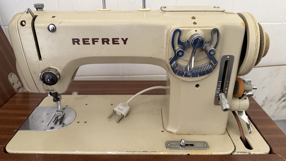 Máquina de costura REFREY com movel