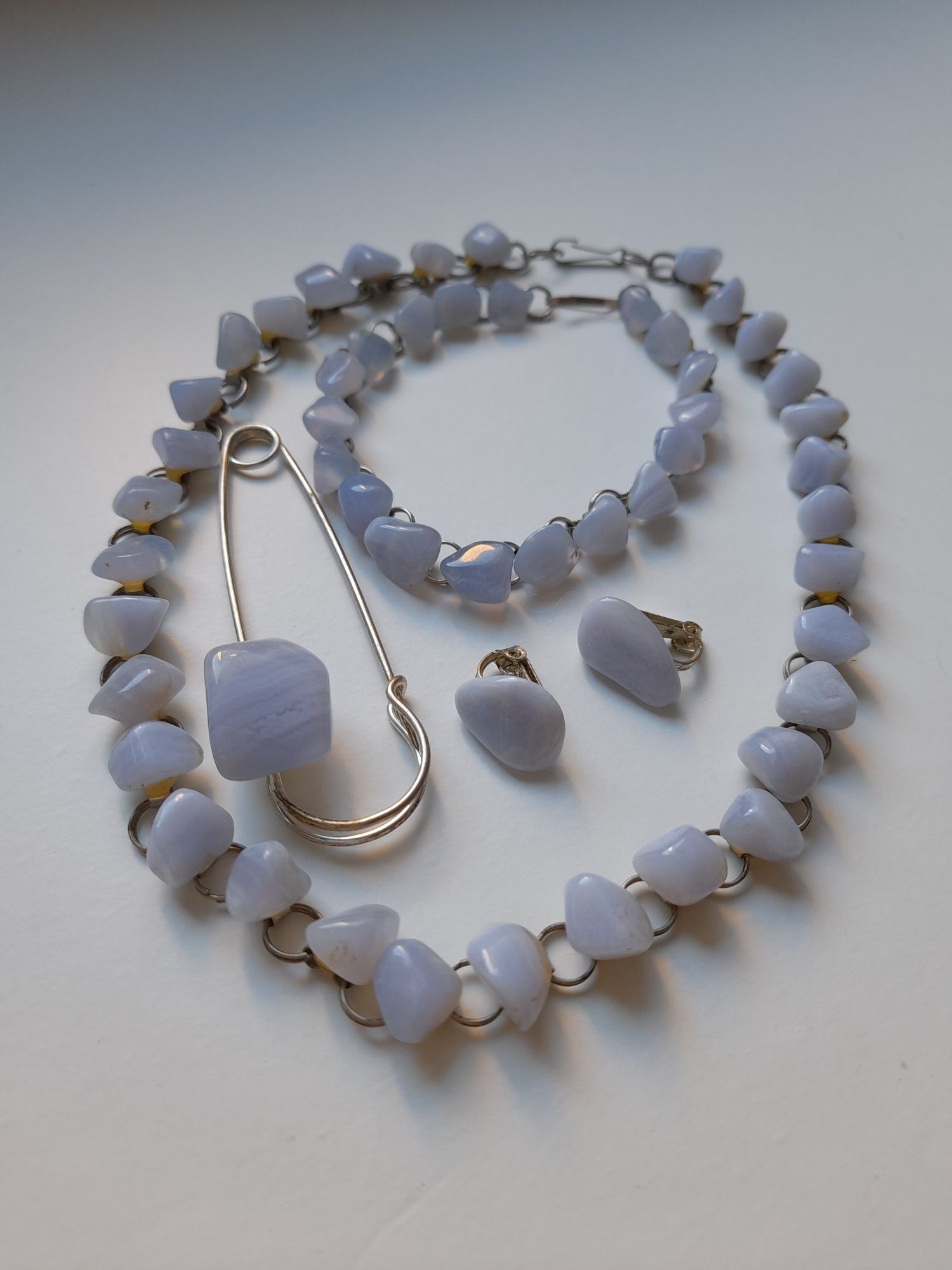 Zestaw biżuterii naszyjnik kolczyki broszka chalcedon jak opal komplet